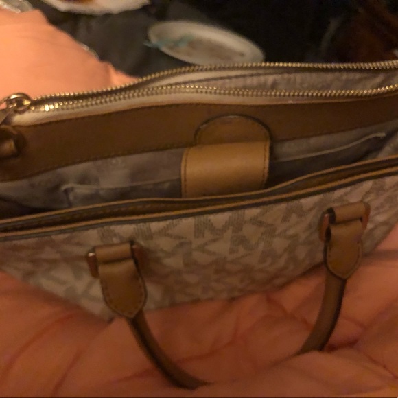 Medium sized cream & brown Michael kors purse - Picture 3 of 7